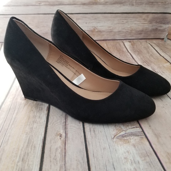 round toe wedge pumps